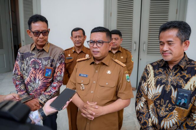 
 Gubernur Banten Andra Soni saat menerima General Manager Unit Induk Distribusi (UID) Banten Muhammad Joharifin bersama jajaran di Gedung Negara Provinsi Banten, Jl Brigjen KH Syam’un No. 5, Kota Serang, Selasa (6/5/2025). Foto: ist
