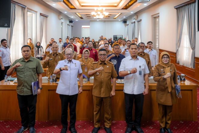 
 Gubernur Banten Andra Soni Saat membuka Rapat Tim Pengawasan Orang Asing (Tim PORA) sekaligus pemasangan brevet keanggotaan Tim PORA Provinsi Banten di Ruang Rapat Gedung Negara Provinsi Banten, Selasa (6/5/2025). Foto: ist