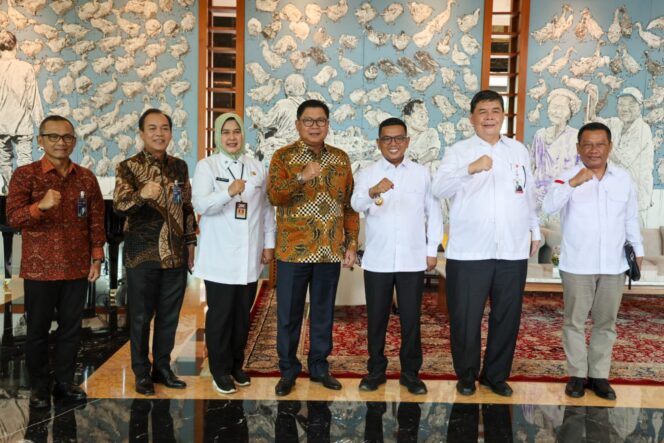 
 Andra Soni didampingi Komisaris Bank Banten Rina Dewiyanti, Direktur Utama (Dirut) Bank Banten Muhammad Busthami diterima oleh Dirut Bank Mandiri Darmawan Junaidi. Foto: ist