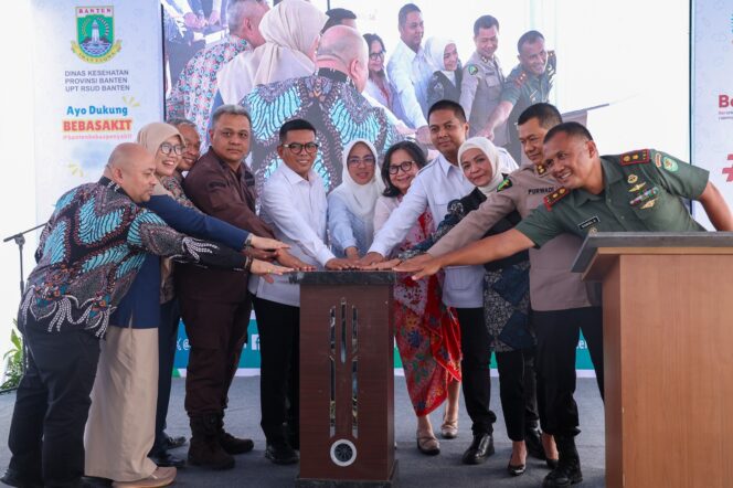 
 Gubernur Banten Andra Soni, Ketua TP PKK Provinsi Banten Tinawati Andra Soni, Kepala Dinkes Banten Ati Pramudji Hastuti, Pimpinan Komisi V DPRD Banten Rifky Hermiansyah beserta Jajaran pejabat Vertikal saat peresmian Gedung Radioterapi. Foto: ist