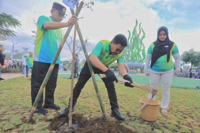 
 Wali Kota Tangerang Sachrudin saat menanam pohon pada rangkaian Musyawarah Nasional (Munas) VII Asosiasi Pemerintah Kota Seluruh Indonesia (Apeksi). Foto: ist