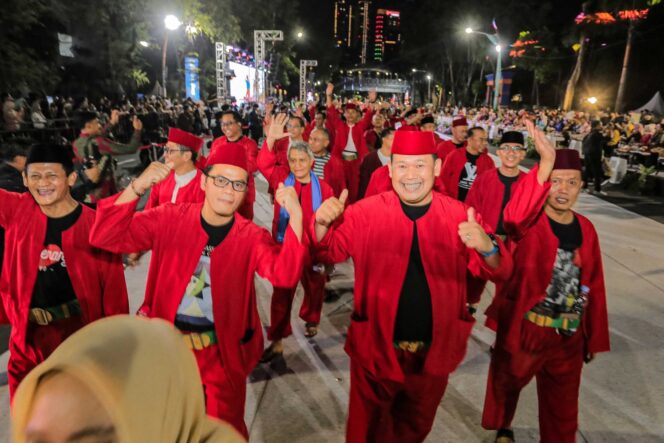 
 13 Camat Se-Kota Tangerang kompak mengenakan baju pangsi khas Betawi berwarna merah terlihat senyum sumringah saat mengikuti Karnaval Budaya pada penutupan Munas Apeksi VII di Kota Surabaya. Foto: ist