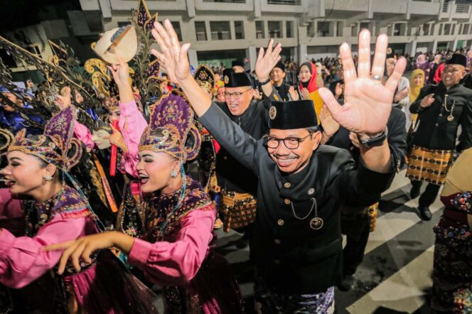 
 Wali Kota Tangerang Sachrudin saat mengikuti gelaran Pentas Seni dan parade Karnaval Budaya, yang menjadi penutup Munas VII Apeksi. Foto: ist