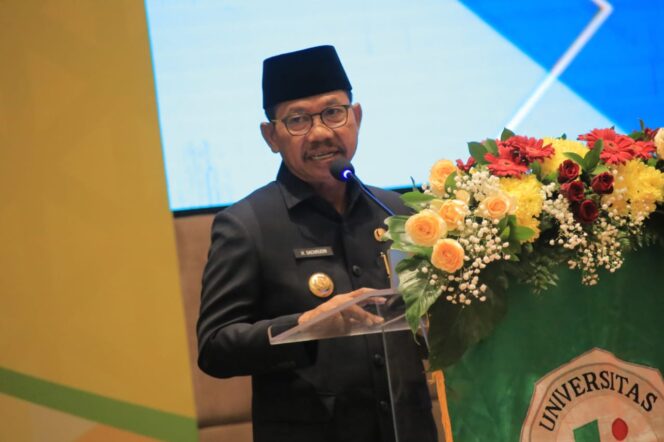 
 Wali Kota Tangerang Sachrudin saat menghadiri Wisuda VI Universitas Raharja, yang digelar di Grand Ballroom Novotel, Kamis (15/05/2025). Foto: ist