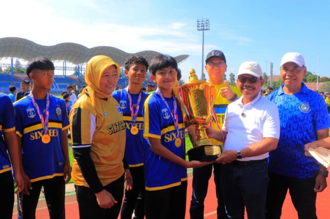 
 Wali Kota Tangerang, H. Sachrudin, membuka secara resmi Liga Askot PSSI Kota Tangerang kelompok umur U-13, U-15, dan U-17 di Stadion Benteng Reborn, Minggu (18/05/2025). Foto: ist