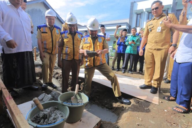 
 Wali Kota Tangerang Sachrudin dan Kepala Dinas Perkimta Decky Priambodo saat Meresmikan pembangunan Graha Kita Bersama (GKB), yang ditandai dengan peletakan batu pertama. Foto: ist