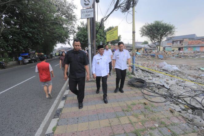 
 Wali Kota Tangerang, H. Sachrudin didampingi Camat Tangerang, Yudi Pradana saat meninjau lahan bekas Pasar Pisang Babakan. Foto: ist