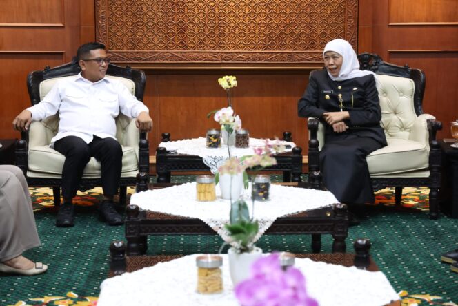 
 Gubernur Banten Andra Soni diterima Gubernur Jawa Timur Khofifah Indar Parawansa di Gedung Negara Grahadi Surabaya di Jl. Gubernur Suryo, Embong Kaliasin, Kecamatan Genteng, Surabaya, Jawa Timur. Foto: ist