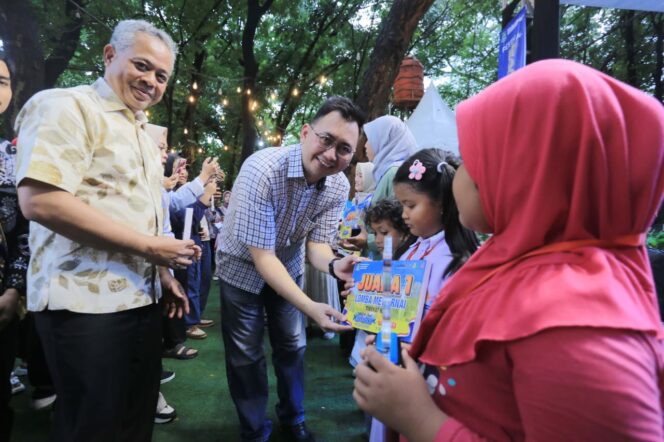 
 Kepala Disbudpar Kota Tangerang, Boyke Urif Hermawan saat menyerahkan hadiah kepada pemenang lomba Festival Literasi Mookervart 2025. Foto: ist