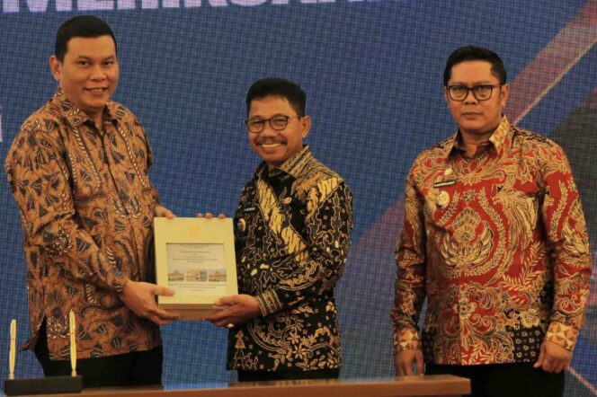 
 Wali Kota dan Wakil Wali Kota Tangerang Sachrudin-Maryono saat menerima laporan hasil pemeriksaan di Kantor BPK Perwakilan Provinsi Banten, Serang, Senin (26/05/2025). Foto: ist