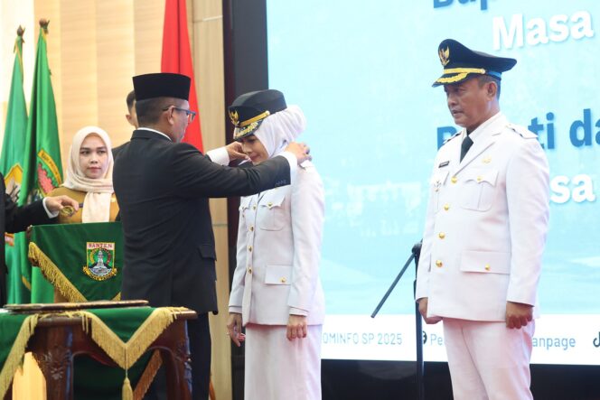 
 Gubernur Banten Andra Soni Saat melantik Ratu Rachmatuzakiyah dan Muhammad Najib Hamas sebagai Bupati dan Wakil Bupati Serang Masa Jabatan Tahun 2025-2030. Foto: ist