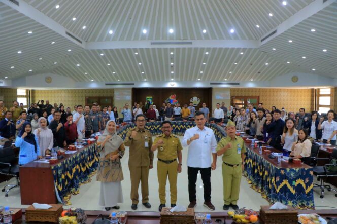 Wali Kota Tangerang, H. Sachrudin, saat membuka kegiatan Coaching Clinic Bimbingan Teknis (Bimtek) Laporan Kegiatan Penanaman Modal (LKPM). Foto: ist
