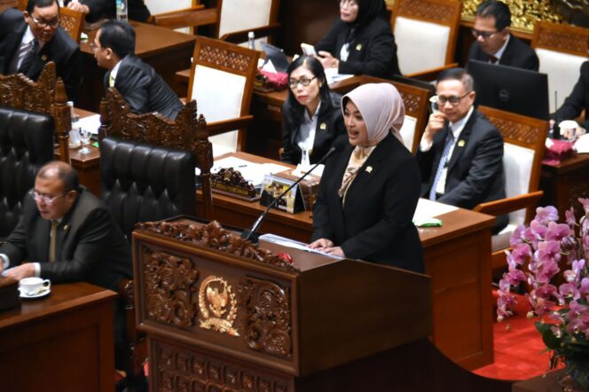
 Anggota DPR RI, Annisa Mahesa saat Rapat Paripurna Penutupan Masa Sidang III Periode 2025-2026 yang digelar di Kompleks Parlemen, Senayan, Selasa (27/5). Foto: Imam DJMZ