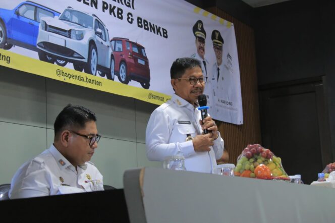 
 Wali Kota Tangerang Sachrudin Didampingi Kepala Bapenda Kota Tangerang, Kiki Wibawa saat Sosialisasi Opsen PKB dan BPNKB. Foto: ist