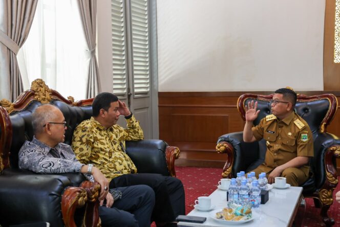 
 Gubernur Banten Andra Soni saat Menerima Kepala BPK Perwakilan Provinsi Banten, Firman Nurcahyadi bersama rombongan Gedung Negara Provinsi Banten, Jl Brigjen KH Syam'un No.5, Kota Serang, Selasa (3/6/2025) Foto: Ist