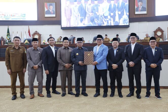 
 Gubernur Banten Andra Soni saat Rapat Paripurna Jawaban Atas Berbagai Pandangan Fraksi terhadap Raperda yang diusulkan Pemprov Banten, Selasa (3/6/2025). Foto: ist
