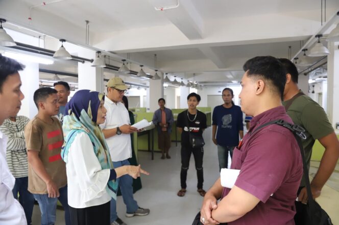 
 Dirut Perumda Pasar Kota Tangerang Titien Mulyati saat Sosialisasi dan penyerahan kunci kepada para pedagang Pasar Anyar Kota Tangerang. Foto: ist