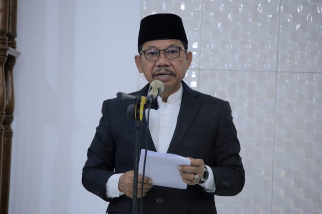 
 Wali Kota Tangerang, H. Sachrudin, saat menunaikan Salat Iduladha 1446 Hijriah, di Masjid Agung Al-Ittihad, Jumat pagi (06/06/2025). Foto: ist