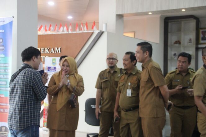 
 Plt. Kepala UPTD PPD Samsat Cikokol Awal Pasenggong, Sekretaris Badan Pendapatan Kota Tangerang Hastuti Hadayani dan Sekcam Cibodas saat Peresmian Gerai PKB. Foto: TangerangPos 