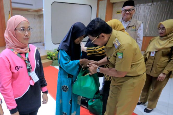 
 Wali Kota Tangerang, H. Sachrudin saat acara Puncak Peringatan Hari Lanjut Usia Nasional (HLUN) 2025 yang digelar di Aula Al-Amanah, Pusat Pemerintahan Kota Tangerang, Selasa (10/06/2025). Foto: ist
