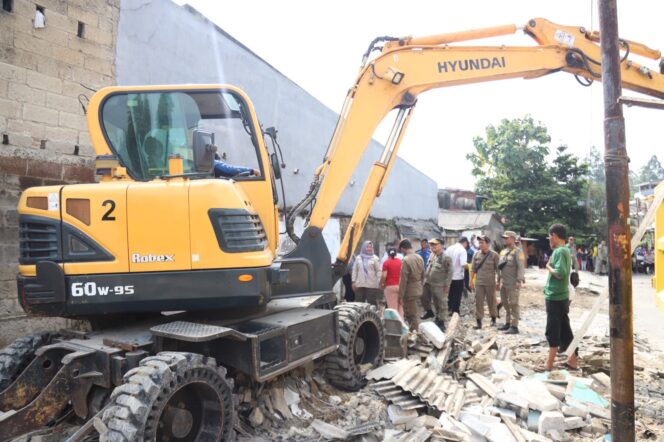 
 Satpol PP Kota Tangerang dan Petugas Gabungan saat melakukan melakukan penertiban bangunan liar di sekitar Perumahan Aster Cibodas, Kota Tangerang. Foto: ist