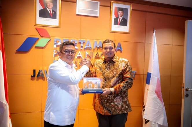 
 Gubernur Banten Andra Soni bersama  Executif General Manager Regional Jawa Bagian Barat Freddy Anwar. Foto: ist