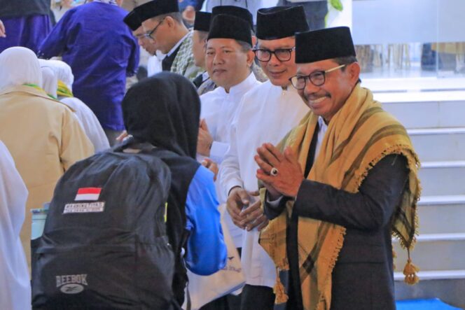 
 Wali Kota Tangerang, H. Sachrudin, didampingi Wakil Wali Kota H. Maryono Hasan  saat menyambut secara langsung kepulangan 391 jemaah haji kloter JKG-02 yang menjadi rombongan pertama asal Kota Tangerang yang kembali dari Tanah Suci. Foto: ist