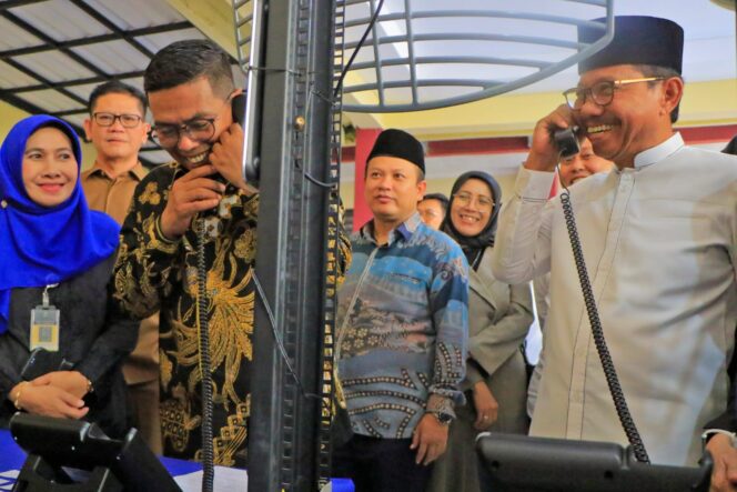 
 Gubernur Banten Andra Soni dan Wali Kota Tangerang Sachrudin saat Mencoba Telepon Receptions di SMKN 3 Kota Tangerang. Foto: ist
