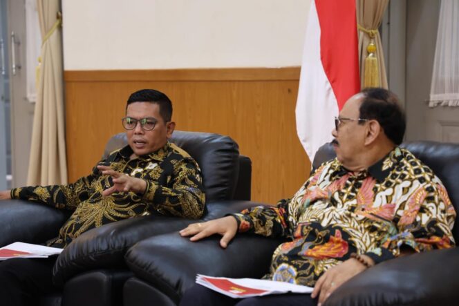 
 Gubernur Banten Andra Soni saat Berbincang Dengan Sekretaris Jenderal Dewan Jagung Nasional Maxdeyul Sola. Foto: ist 