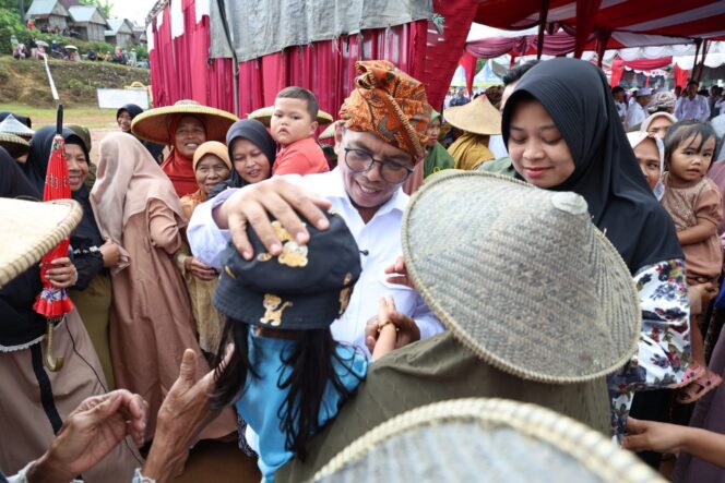 
 Gubernur Banten Andra Soni Saat Kunjungan ke Kampung Babakan Cicurug, Desa Citorek Tengah, Kecamatan Cibeber, Kabupaten Lebak, Rabu (18/6/2025). Foto: Ist