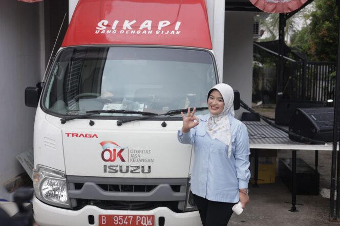 
 Anggota Komisi XI DPR RI Fraksi Partai Gerindra, Annisa Mahesa, berkolaborasi dengan Otoritas Jasa Keuangan (OJK) Banten untuk menghadirkan program SiMolek (Sarana Informasi Mobil Literasi dan Edukasi Keuangan). Foto: Imam DJM