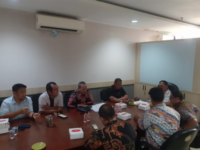 
 Hearing Komisi IV DPRD Kota Tangerang dengan Dinas Lingkungan Hidup Kota Tangerang bahas Aduan warga Cipondoh soal Incenerator. Foto: ist