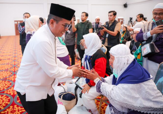 
 Gubernur Banten Andra Soni menyambut kedatangan Jamaah Haji Kloter JKG 21 Kabupaten Tangerang dari Makkah Saudi Arabia di Asrama Haji Cipondoh Kota Tangerang. Foto: ist