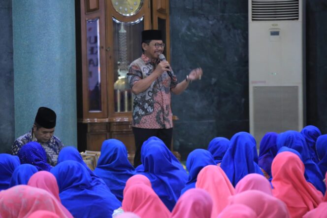 
 Wali Kota Tangerang Sachrudin saat membuka Pengajian Bulanan Forum Majelis Taklim (FORMAT) Akhlakul Karimah di Masjid Raya Al-‘Azhom, Kamis (19/06/2025). Foto: ist 