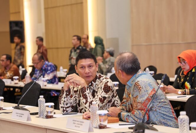 
 Pelaksana Harian (Plh) Sekretaris Daerah Provinsi Banten, Deden Apriandhi Hartawan saat mengikuti Rapat Kerja Nasional (Rakernas) Forum Sekretaris Daerah Seluruh Indonesia (Forsesdasi). Foto: ist