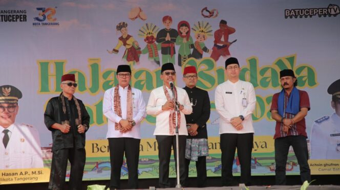 
 Wali Kota Tangerang Sachrudin, Wakil Wali Kota Tangerang Maryono dan Kepala Disbudpar Kota Tangerang Boyke Urif Hermawan saat Pembukaan Hajatan Budaya Batuceper Kota Tangerang. Foto: ist