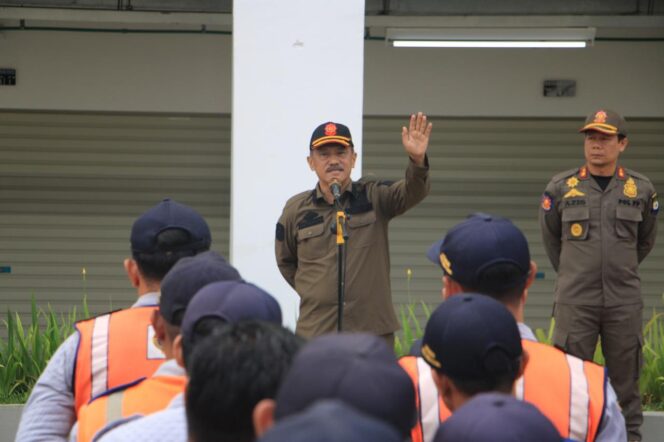 
 Kepala Satpol PP Kota Tangerang Irman Pujahendra Saat Memimpin Apel Relokasi Pedagang Pasar Anyar Kota Tangerang. Foto: ist