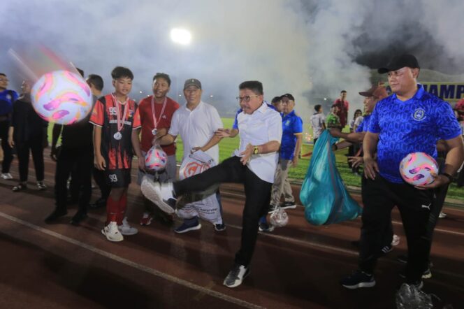 
 Wali Kota Tangerang Sachrudin saat Penutupan Kompetisi Soeratin. Foto: ist