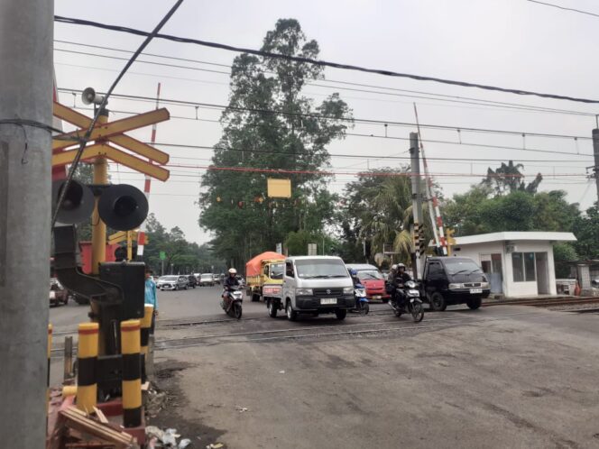 
 Lokasi TKP Kecelakan yang menimpa truk muatan kardus dengan kereta commuterline di dekat stasiun Tanah Tinggi Kota Tangerang. Foto: TangerangPos 