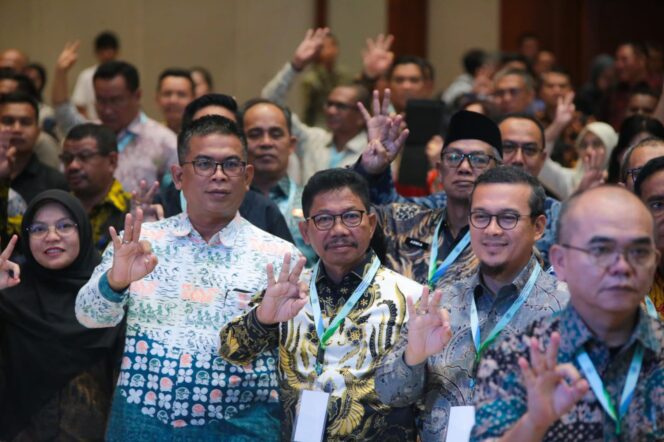 
 Wali Kota Tangerang, H. Sachrudin didampingi Kepala Dinas Lingkungan Hidup, Wawan Fauzi,  menghadiri Rapat Koordinasi Nasional (Rakornas) Pengelolaan Sampah Tahun 2025 yang digelar oleh Kementerian Lingkungan Hidup dan Kehutanan (KLHK) RI. Foto: ist