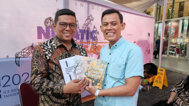 
 Gubernur Banten Andra Soni dan Penulis Buku Berperan Tanpa Baperan, Sanusi. Foto: TangerangPos 