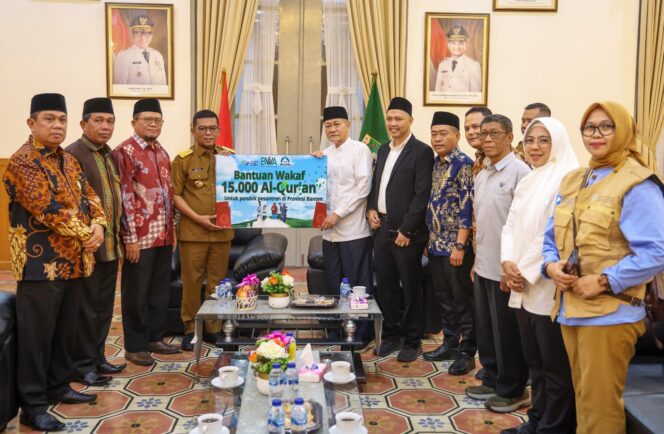 
 Gubernur Banten Andra Soni saat menerima bantuan Mushaf Alquran sebanyak 15.000 dari Badan Wakaf Alquran (BWA) Indonesia untuk disalurkan ke sejumlah pondok pesantren. Foto: ist