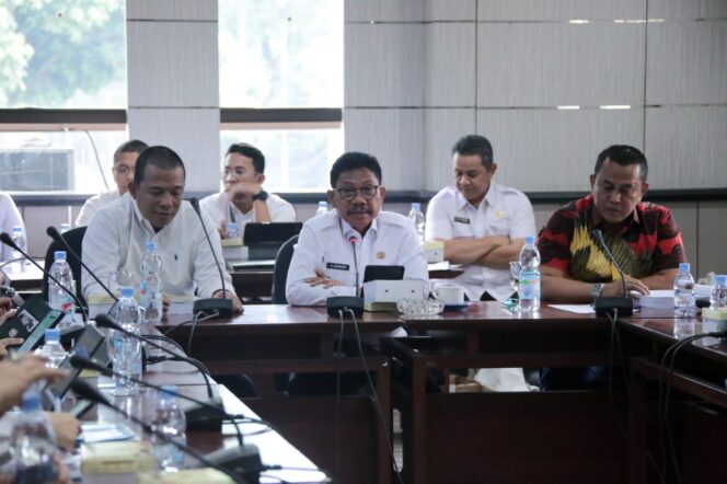 
 Wali Kota Tangerang Sachrudin saat memaparkan Rancangan Peraturan Daerah (Raperda) RPJMD 2025–2029 dalam rapat bersama Panitia Khusus VI DPRD Kota Tangerang, Rabu (25/06/2026). Foto: ist