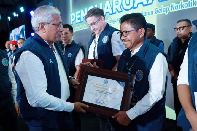 
 Wali Kota Tangerang, H. Sachrudin, menerima langsung penghargaan tersebut dari Kepala Badan Narkotika Nasional Republik Indonesia (BNN RI), Komisaris Jenderal Polisi Dr. Marthinus Hukom. Foto: ist