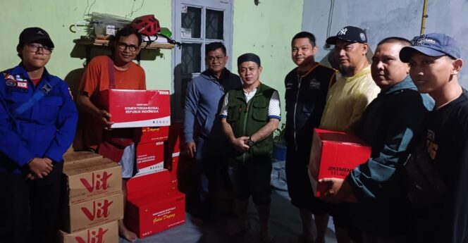 
 Kepala Dinas Sosial Kota Tangerang, Mulyani saat menyerahkan Bantuan Logistik di pengungsian Banjir. Foto: ist