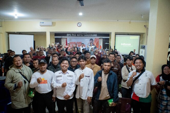 
 Anggota MPR/DPR RI, Habib Idrus Salim Aljufri, Lc., M.B.A bersama Peserta Sosialisasi 4 Pilar Kebangsaan. Foto: ist