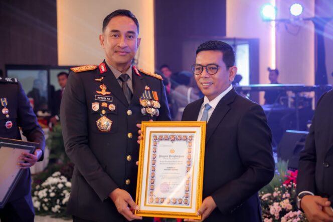 
 Kapolda Banten Irjen Pol Suyudi Ario Seto saat menyerahkan Penghargaan Kepada Gubernur Banten Andra Soni. Foto: ist