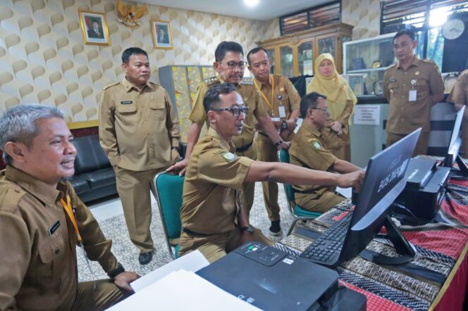 
 Wali Kota Tangerang, H. Sachrudin Didampingi Kepala Dindik Kota Tangerang Jamaluddin saat meninjau langsung pelaksanaan Sistem Penerimaan Murid Baru (SPMB) tahun ajaran 2025/2026 tingkat SMP di SMP Negeri 1 Kota Tangerang. Foto: ist