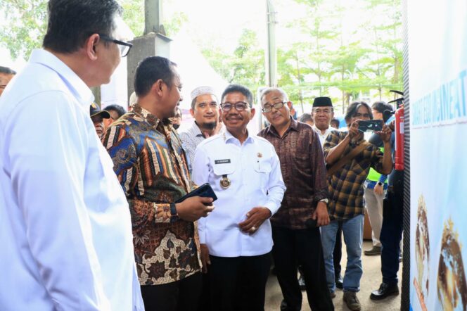 
 Wali Kota Tangerang Sachrudin saat Melihat Langsung Uji Coba Mesin Incenerator. Foto: ist 