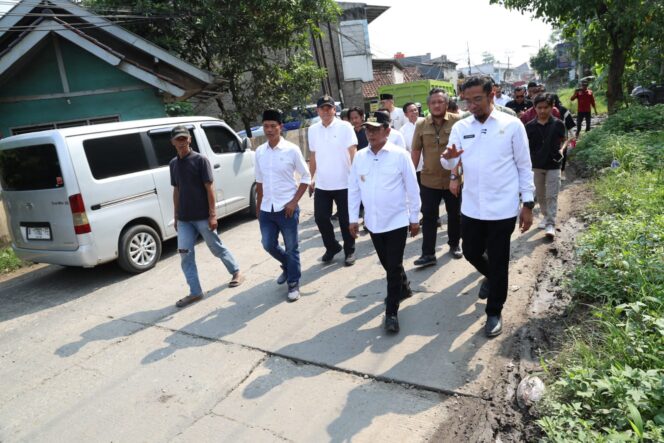 
 Gubernur Banten Andra Soni Didampingi Kepala Dinas PUPR Banten Arlan Marzan saat Meninjau ruas Jalan Maja – Citeras Kabupaten Serang dan Maja – Cisoka, Tigaraksa, Kabupaten Tangerang. Foto: ist